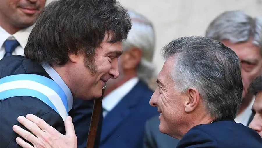 Milei y Macri se saludan en la toma de posesión del Presidente. Milei y Macri se saludan en la toma de posesión del Presidente.