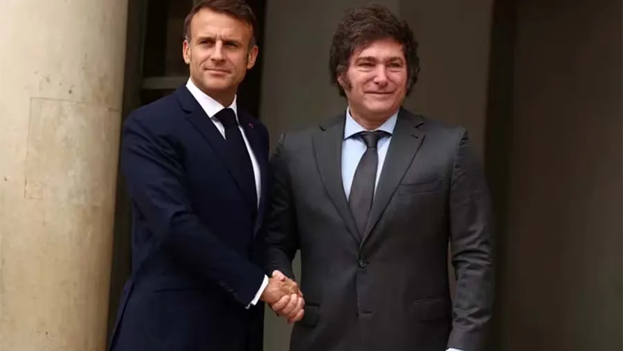 El presidente de Francia, Emmanuel Macron, y su par de Argentina, Javier Milei.