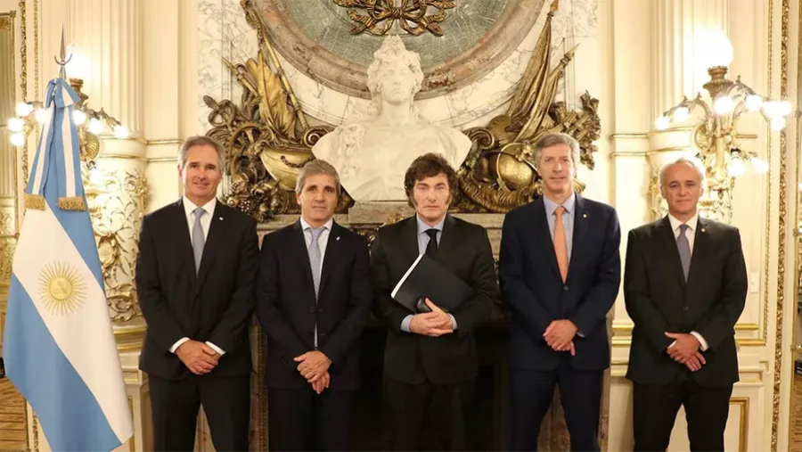 El Presidente Javier Milei, junto al ministro de Economía, Luis Caputo; el secretario de Finanzas, Pablo Quirno; el presidente del Banco Central, Santiago Bausili; y el vicepresidente del Banco Central, Vladimir Werning, antes de dar un mensaje por Cadena Nacional, el 22 de abril de 2024. El Presidente Javier Milei, junto al ministro de Economía, Luis Caputo; el secretario de Finanzas, Pablo Quirno; el presidente del Banco Central, Santiago Bausili; y el vicepresidente del Banco Central, Vladimir Werning, antes de dar un mensaje por Cadena Nacional, el 22 de abril de 2024.