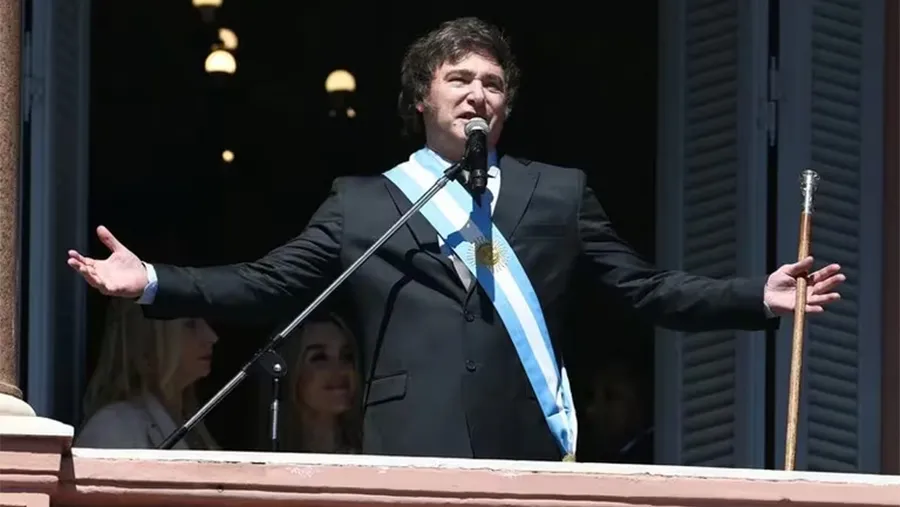 El presidente Javier Milei en el balcón de la Casa Rosada. El presidente Javier Milei en el balcón de la Casa Rosada.