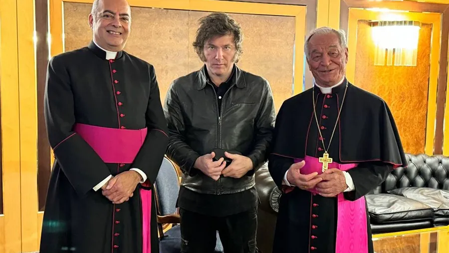 Milei arribó a Roma y se reunirá este lunes con el Papa Francisco. En la imagen junto a los monseñores Guillermo Karcher y Francesco Canalini.