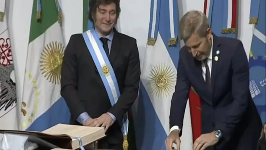 Imagen de archivo de Javier Milei y Rogelio Frigerio. La Libertad Avanza busca liderar electoralmente en Entre Ríos. Imagen de archivo de Javier Milei y Rogelio Frigerio. La Libertad Avanza busca liderar electoralmente en Entre Ríos.