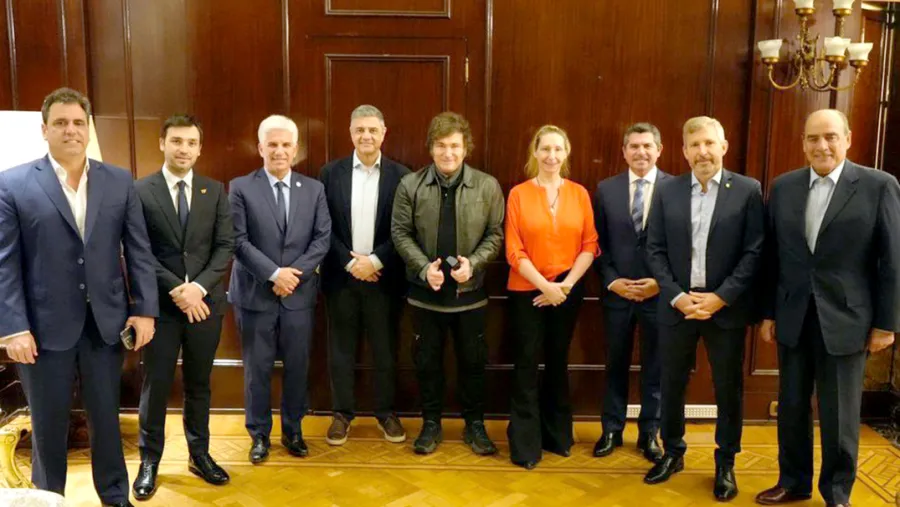 El Presidente se puso al frente de diálogo con los jefes provinciales. El Presidente se puso al frente de diálogo con los jefes provinciales.