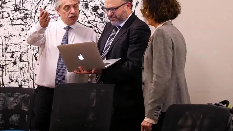 El proyecto que analiza Alberto Fernández es contar con dos carteras: Hacienda y Finanzas (Nielsen) y Producción con las Secretarías de Industria, Agricultura y Comercio (Kulfas). El proyecto que analiza Alberto Fernández es contar con dos carteras: Hacienda y Finanzas (Nielsen) y Producción con las Secretarías de Industria, Agricultura y Comercio (Kulfas).