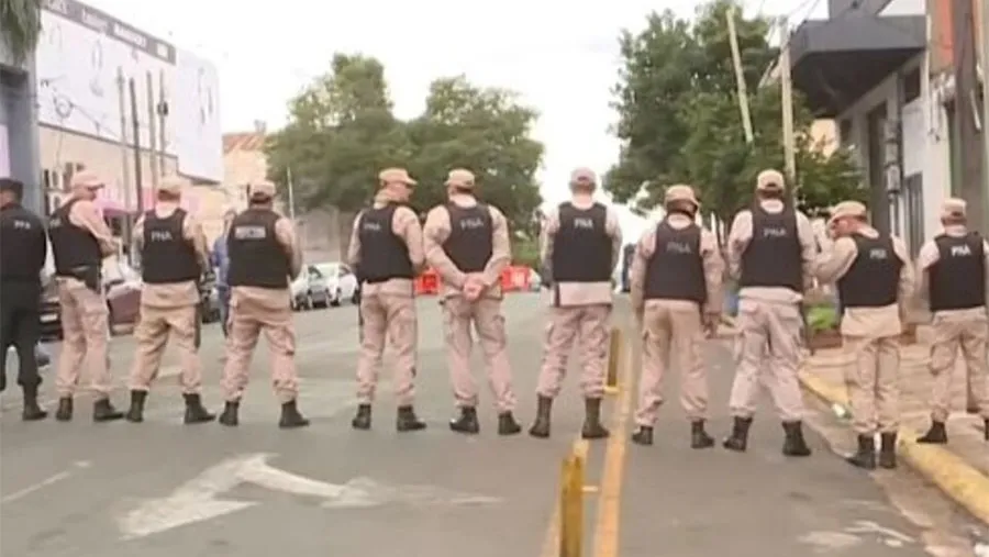 Las Fuerzas Federales llegaron a Misiones para desarticular la protesta policial. Las Fuerzas Federales llegaron a Misiones para desarticular la protesta policial.