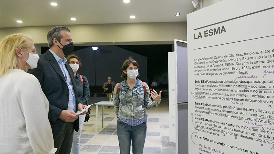 La muestra instalada en el Centro Provincial de Convenciones de Paraná, recopila testimonios de quienes estuvieron privadas de su libertad en la Escuela de Mecánica de la Armada durante la última dictadura cívico militar.