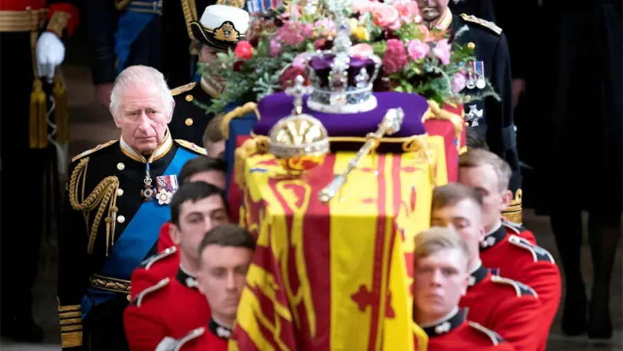 El rey Carlos de Inglaterra y miembros de la familia real siguen detrás del ataúd de la reina Isabel II de Inglaterra, mientras es sacado de la Abadía de Westminster después de su funeral de Estado, Londres, Gran Bretaña, 19 de septiembre de 2022. Danny Lawson. El rey Carlos de Inglaterra y miembros de la familia real siguen detrás del ataúd de la reina Isabel II de Inglaterra, mientras es sacado de la Abadía de Westminster después de su funeral de Estado, Londres, Gran Bretaña, 19 de septiembre de 2022. Danny Lawson.