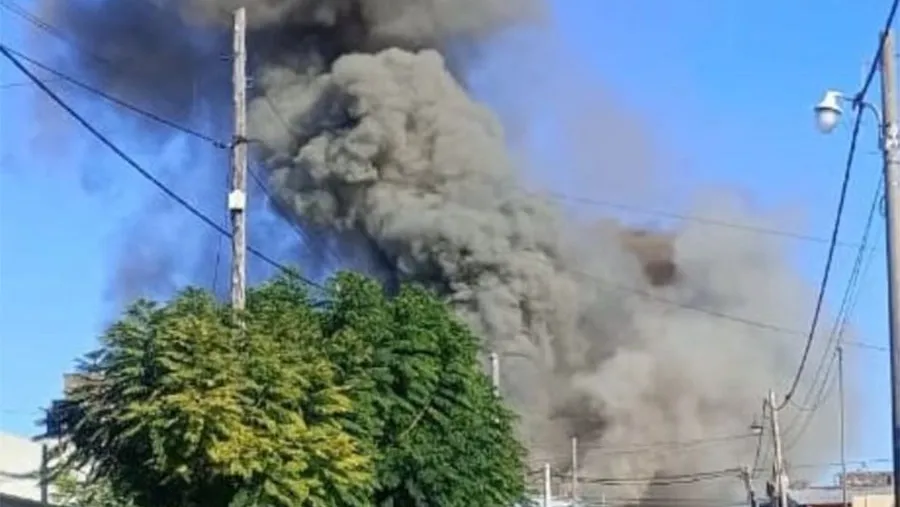 El incendio se habría producido en la zona de la parrilla. Fue sofocado por los Bomberos Voluntarios. Se reportaron solo daños materiales.