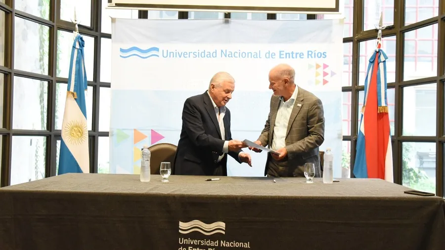 El intendente de Concepción del Uruguay, José Lauritto; y el rector de la UNER, Andrés Sabella, firmaron un convenio de colaboración. El intendente de Concepción del Uruguay, José Lauritto; y el rector de la UNER, Andrés Sabella, firmaron un convenio de colaboración.