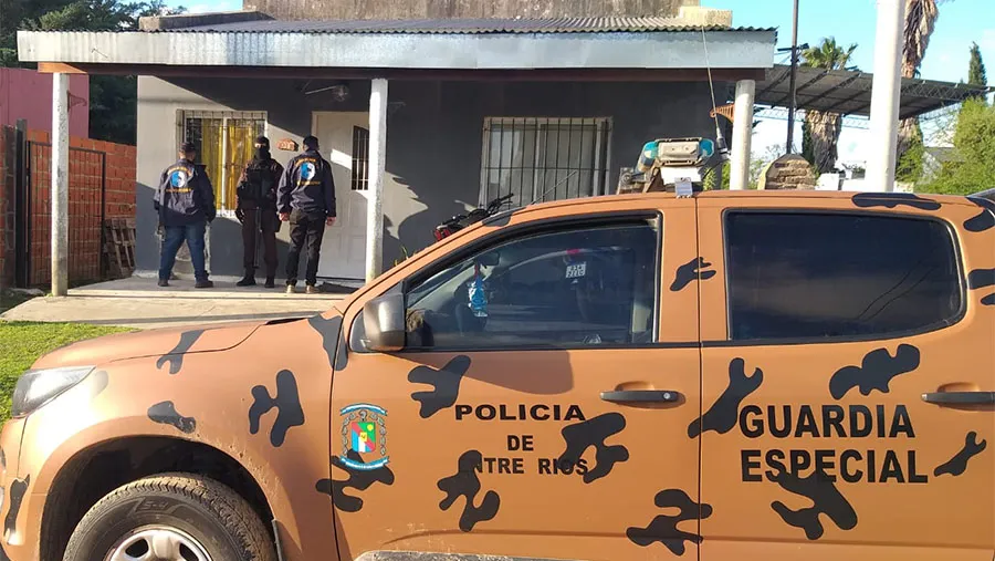 Los procedimientos se realizaron con efectivos de la Jefatura Departamental de Gualeguaychú y con la colaboración de personal de las Departamentales Islas y Gualeguay. Los procedimientos se realizaron con efectivos de la Jefatura Departamental de Gualeguaychú y con la colaboración de personal de las Departamentales Islas y Gualeguay.