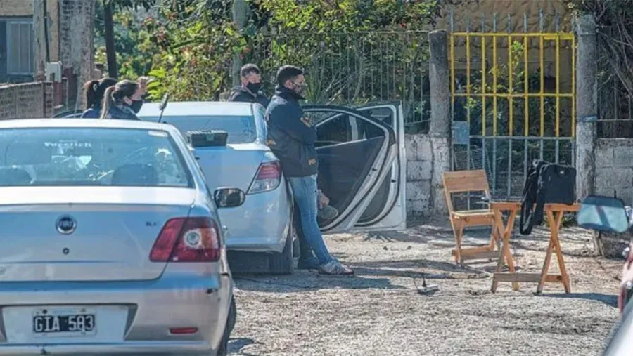 A raíz de un operativo que se inició en la mañana de ayer, se detectó el transporte de dos kilos de cocaína. Hay tres detenidos a disposición de la Justicia Federal.