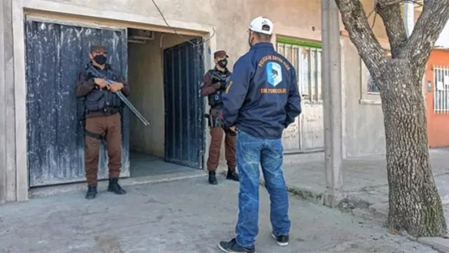 Toxicología desbarató una banda con allanamientos en distintos barrios de la zona Oeste de Concordia. La principal sospechosa de narco tiene pedido de captura. Toxicología desbarató una banda con allanamientos en distintos barrios de la zona Oeste de Concordia. La principal sospechosa de narco tiene pedido de captura.