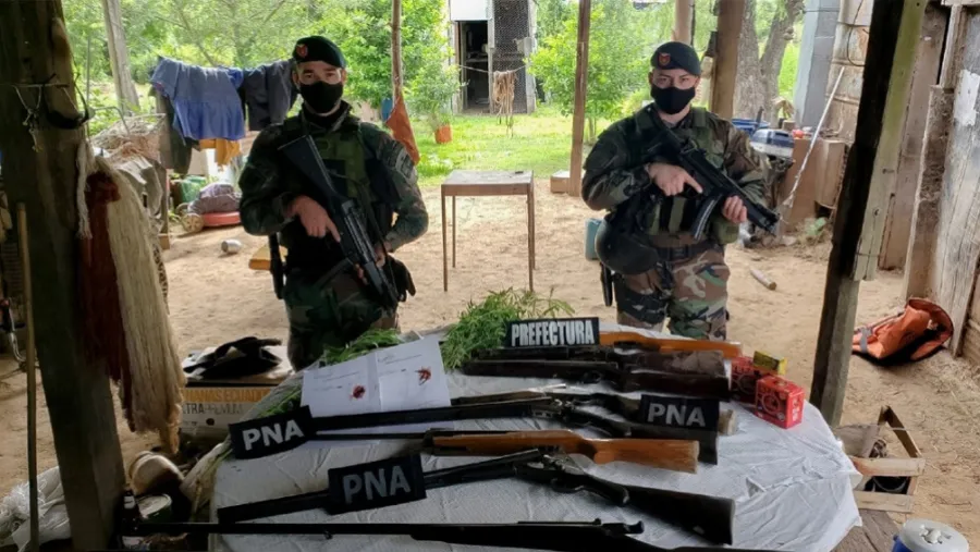 Algunas de las armas secuestradas en los procedimientos. Algunas de las armas secuestradas en los procedimientos.