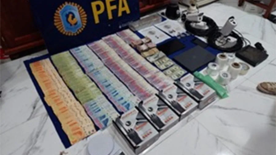 La Policía Federal Argentina incautó marihuana y cocaína en Paraná, además de detener a siete personas, que rápidamente fueron liberadas por la Justicia. Malestar en las Fuerzas de Seguridad.