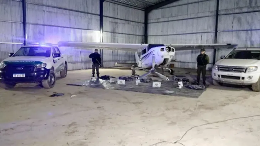 Efectivos de Gendarmería custodian una de las tres avionetas incautadas en un hangar de Oliveros. Efectivos de Gendarmería custodian una de las tres avionetas incautadas en un hangar de Oliveros.