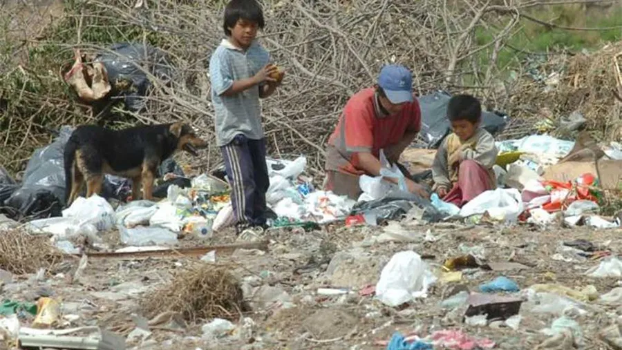El estudio de la UCA reveló que el 62,9 por ciento de los niños y adolescentes vive en situación de pobreza y el 16,2 por ciento se encuentra en la indigencia en nuestro país. El estudio de la UCA reveló que el 62,9 por ciento de los niños y adolescentes vive en situación de pobreza y el 16,2 por ciento se encuentra en la indigencia en nuestro país.