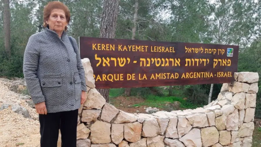 Sara Garfunkel en el parque cerca de Tel Aviv en homenaje a su hijo