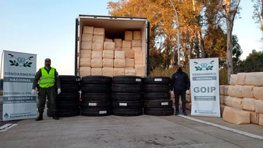 Frustraron el contrabando de 20 neumáticos que iban ocultos en viruta de madera