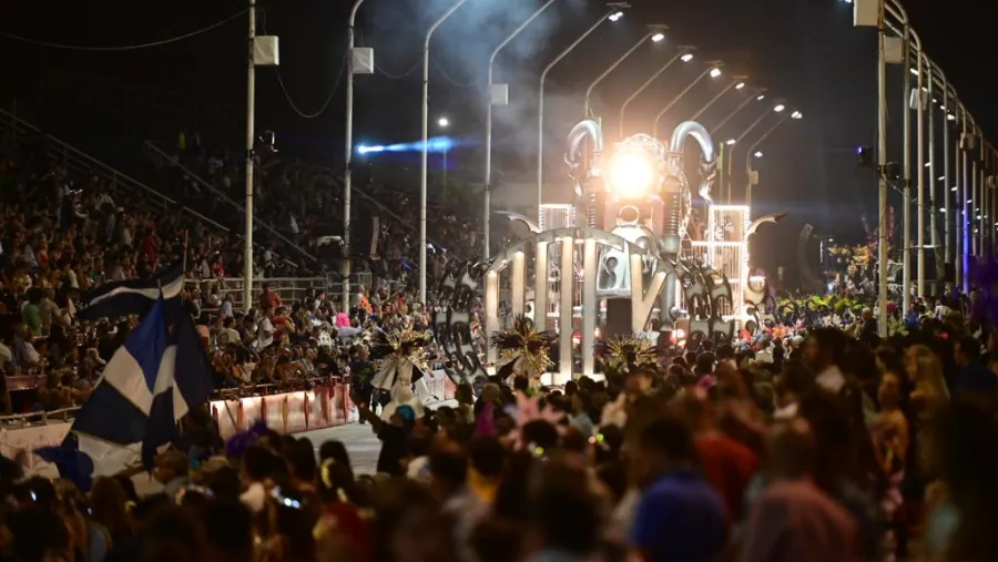 La comparsa O´Bahía del Club de Pescadores abrió la quinta noche del Carnaval del País, ante más de 20 mil personas en el Corsódromo. Crédito foto: Prensa Carnaval.