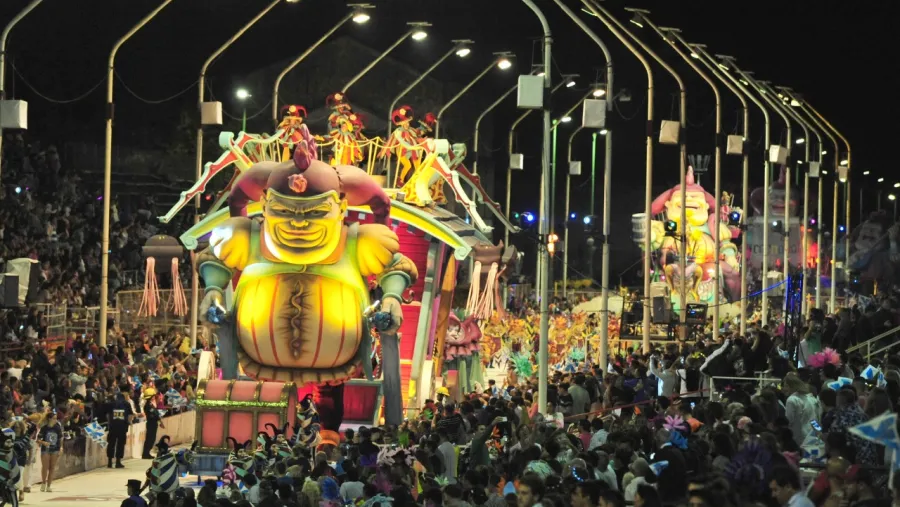 La comparsa O' Bahía abrió la quinta noche del Carnaval del País (Foto - Ricardo Santellán)
