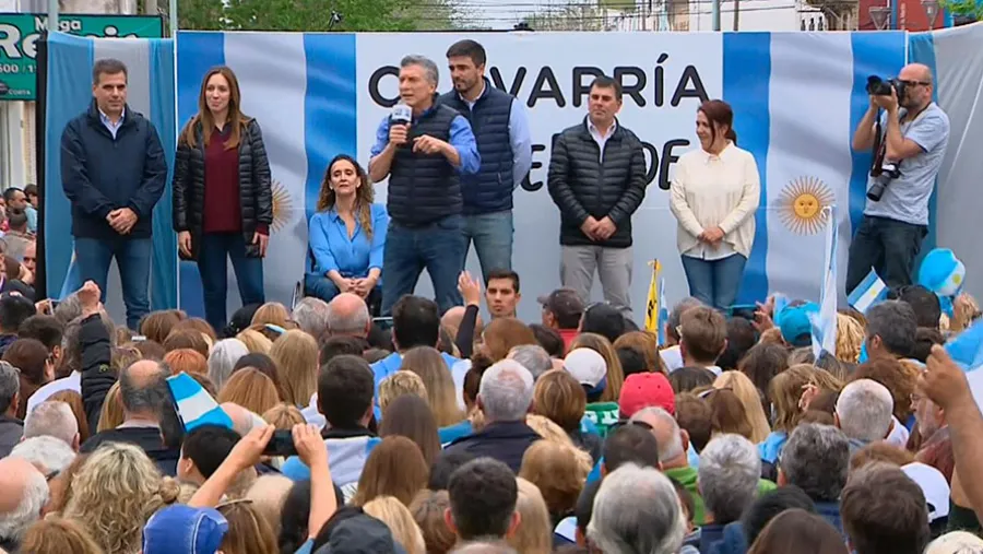 Durante su discurso, Macri se mostró escoltado por Vidal y acompañado por la vicepresidenta, Gabriela Michetti; y los candidatos a diputados bonaerenses, Cristian Ritondo y María Luján Rey. Durante su discurso, Macri se mostró escoltado por Vidal y acompañado por la vicepresidenta, Gabriela Michetti; y los candidatos a diputados bonaerenses, Cristian Ritondo y María Luján Rey.