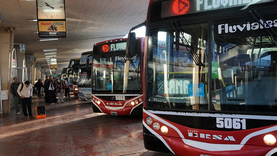Entre otras rutas y recorridos, se recupera así el servicio que une la ciudad de Paraná con la de Santa Fe, como así también las conexiones de la provincia con la Ciudad Autónoma de Buenos Aires, Córdoba y Mar del Plata.