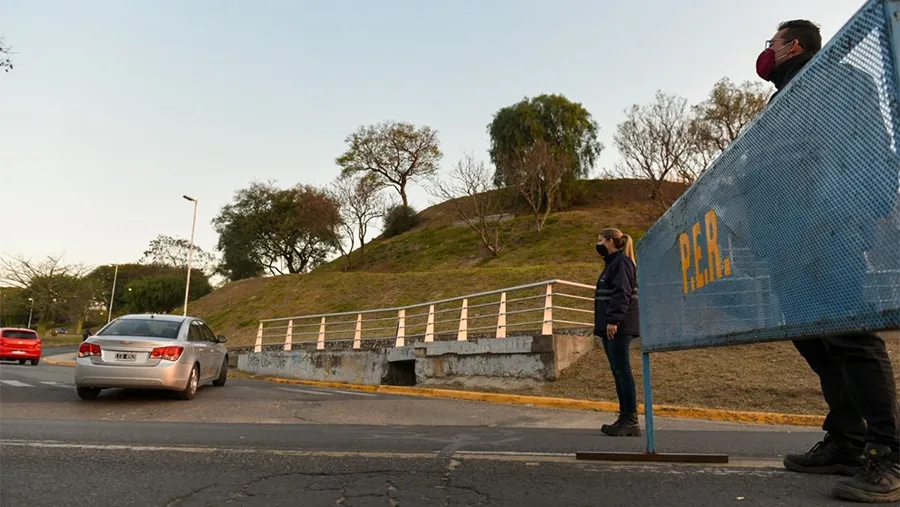 Autoridades provinciales y municipales llevan adelante operativos garantizando que se respete el cuidado sanitario en la ciudad. El trabajo continuará este domingo bajo la misma modalidad.