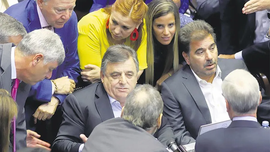 El interbloque de Juntos por el Cambio cuestionó al diputado Daniel Scioli con la intención de hacer caer la sesión. El interbloque de Juntos por el Cambio cuestionó al diputado Daniel Scioli con la intención de hacer caer la sesión.