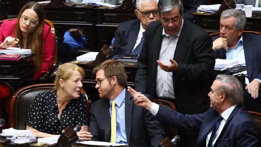 La oposición se agrupa para rechazar el DNU que aumenta en $100.000 millones los gastos reservados de la resucitada Secretaría de Inteligencia del Estado (SIDE). La oposición se agrupa para rechazar el DNU que aumenta en $100.000 millones los gastos reservados de la resucitada Secretaría de Inteligencia del Estado (SIDE).