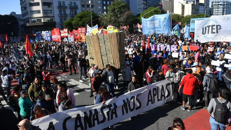 Movilización de organizaciones sociales al ex Ministerio de Desarrollo Social.