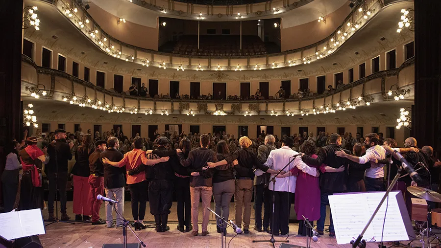 Imagen de archivo de la orquesta de Costa a Costa en el Teatro Gualeguaychú, que este domingo 11 volverá a subir a escena.