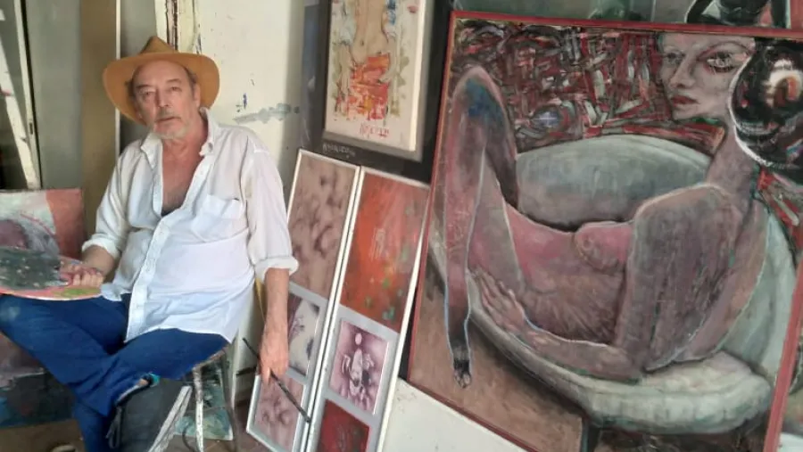 El artista plástico paranaense Oscar Ojeda falleció este mediodía en una clínica local, después de una supuesta descompensación en su salud, que motivó lo trasladaran de urgencia esta mañana. Ojeda había cumplido 68 años el mes pasado y se había jubilado en el mes de julio, después de estar por décadas cumpliendo funciones en el Museo de Bellas Artes de Paraná. Fue un reconocido artista, cuyas obras aún se exponen en varios lugares de Argentina, Brasil y Francia y logró varios premios.