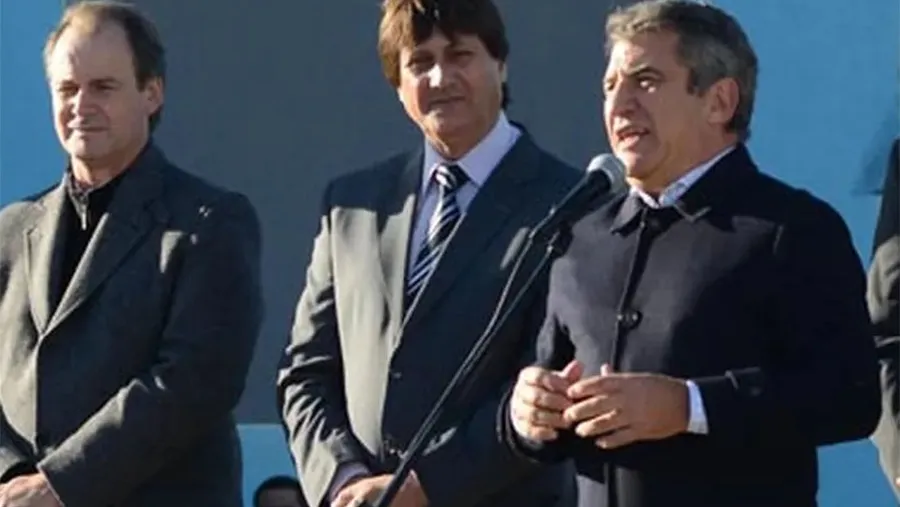 Pablo Martínez, flanqueado por Gustavo Bordet y Sergio Urribarri.