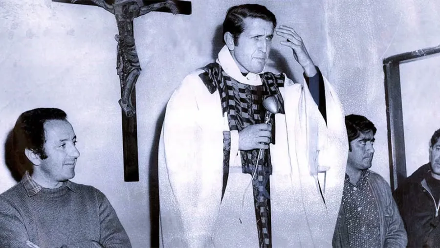 El padre Carlos Mugica oficiando misa en la convulsionada década del ‘70.