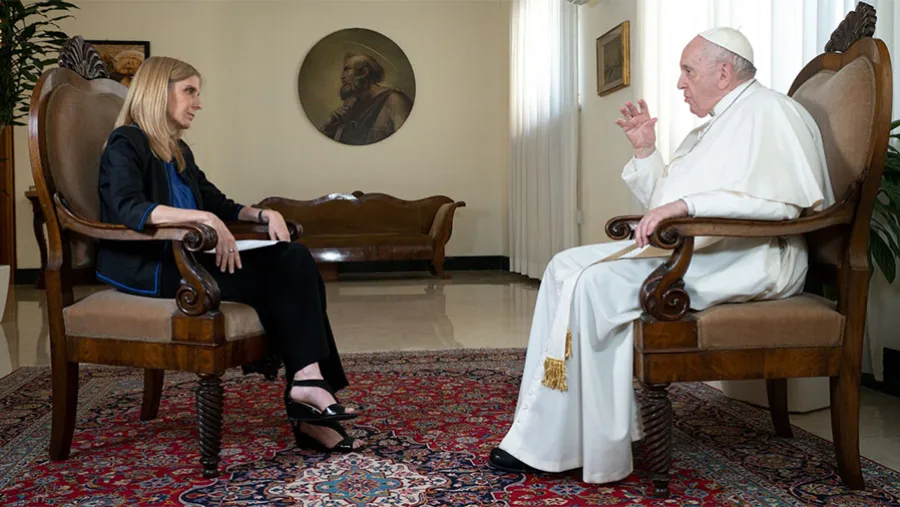 “Usar la crisis para el propio provecho es salir mal de la crisis y, sobre todo, es salir solo”, señaló el Papa en diálogo con Bernarda Llorente de la agencia de noticias Télam.