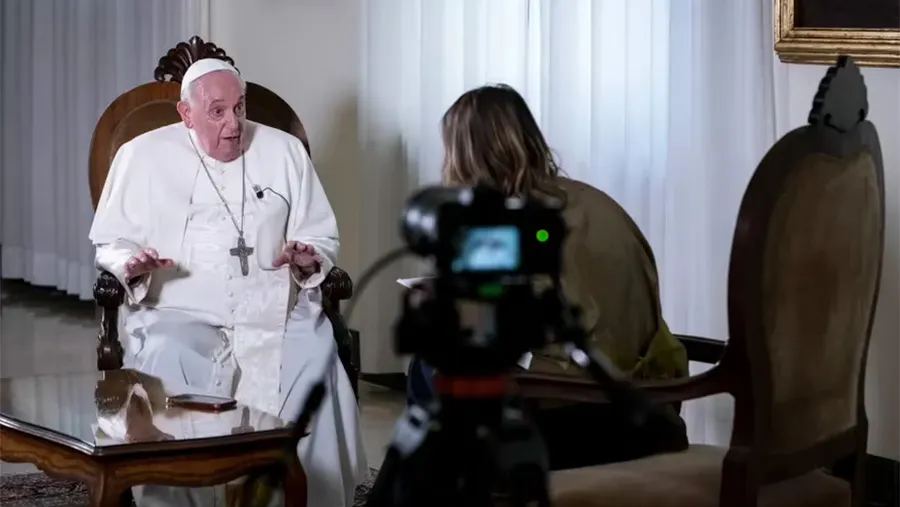 Francisco, durante la entrevista con Elisabetta Piqué en el Vaticano.