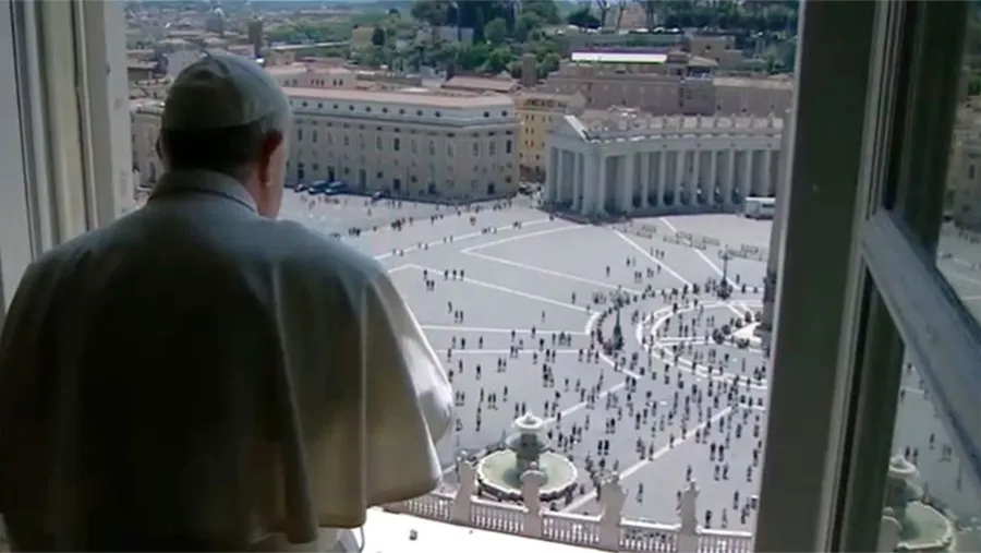 Con pedido de uso de barbijos y la obligatoriedad de higiniezarse las manos para entrar, más de un centenar de fieles siguió desde la plaza vaticana, a través de pantallas, la oración dominical del papa Francisco.