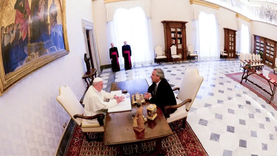 Imagen de archivo de Francisco y Alberto Fernández durante su encuentro en el Vaticano. Imagen de archivo de Francisco y Alberto Fernández durante su encuentro en el Vaticano.