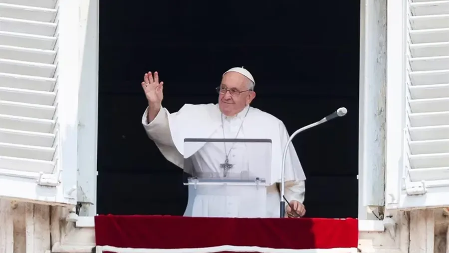 El Papa Francisco dirige la oración del Ángelus desde su ventana en el Vaticano, el 18 de junio de 2023.