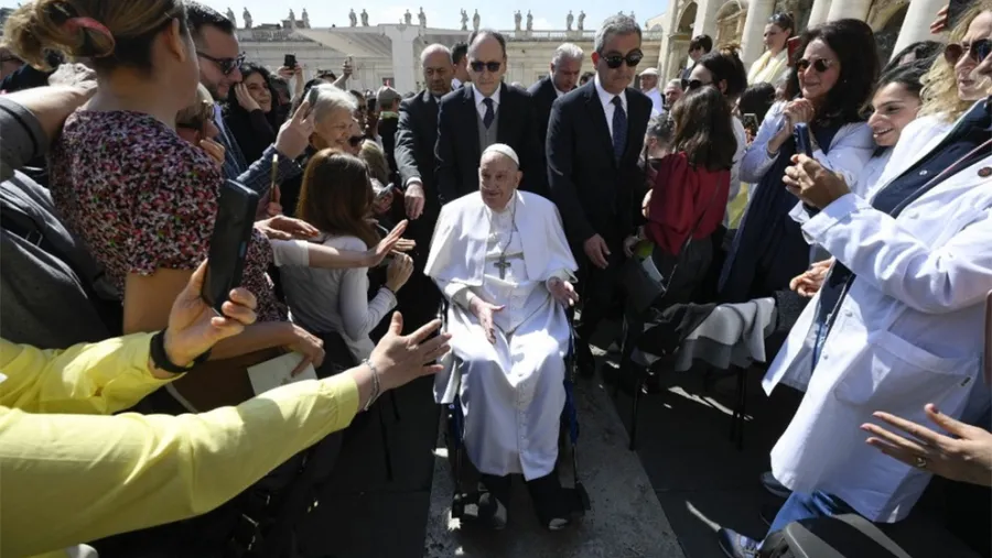 El Papa Francisco volvió a la Plaza de San Pedro luego de su internación.