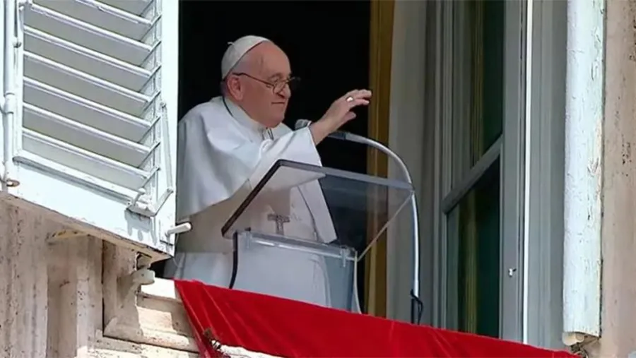 El Papa Francisco saluda a los peregrinos tras la oración mariana.
