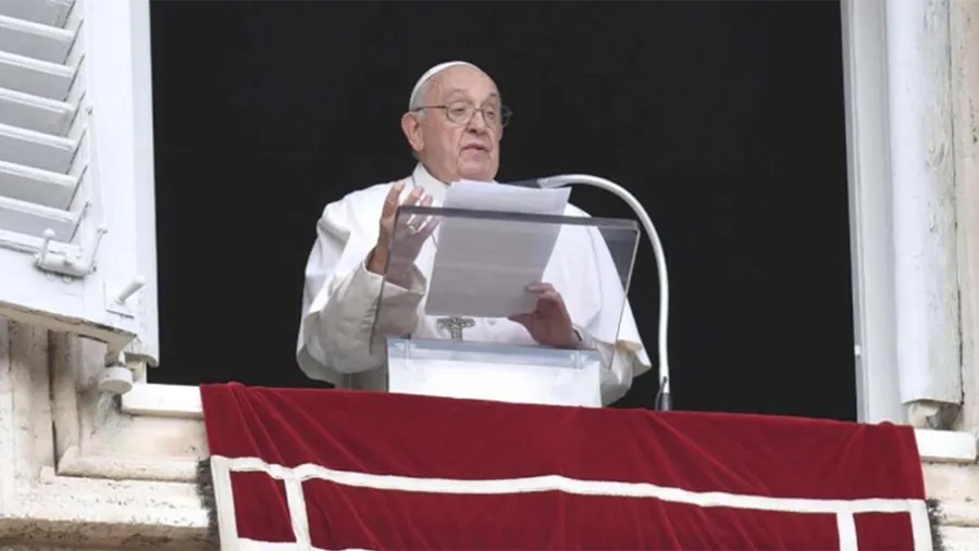 El Papa Francisco dirige la oración del Ángelus.