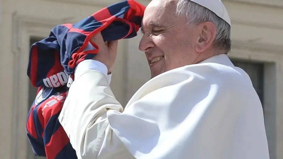 San Lorenzo despidió al Papa Francisco y ante Central usará una camiseta en su homenaje