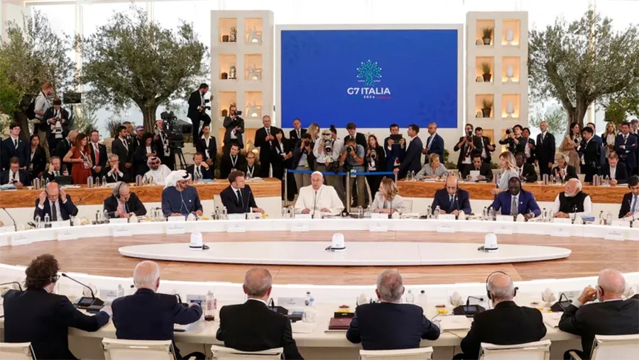 El Papa terminó su discurso diciendo que se debe poner en practica la sana política que esté siempre enfocada en la búsqueda de soluciones, para lograr una economía integral y social para encontrar oportunidades. El Papa terminó su discurso diciendo que se debe poner en practica la sana política que esté siempre enfocada en la búsqueda de soluciones, para lograr una economía integral y social para encontrar oportunidades.