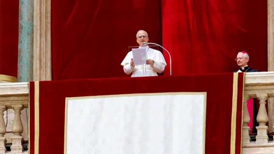El Papa León XIV desde el balcón de la Basílica de San Pedro para el rezo del Regina Coeli.