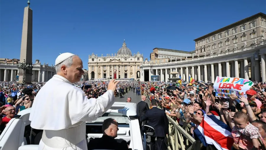 El Papa León XIV saluda y bendice a los más de 45 mil fieles que se congregaron en el Vaticano.