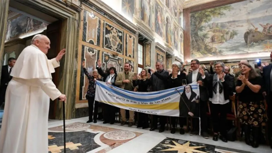 El Papa recibe en la Sala Clementina del Vaticano a los peregrinos argentinos que vienen a la canonización de Mama Antula. El Papa recibe en la Sala Clementina del Vaticano a los peregrinos argentinos que vienen a la canonización de Mama Antula.