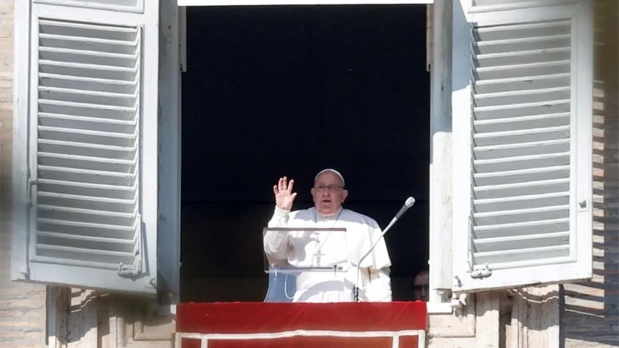 El Papa Francisco dirige la oración del Ángelus, una tradicional oración dominical, desde la ventana de su despacho con vistas a la Plaza de San Pedro, Ciudad del Vaticano, el 1º de enero pasado.