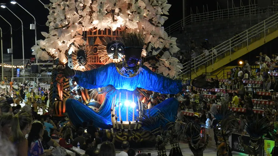 Papelitos (Club Juventud Unida) inauguró la tercera fecha del Carnaval del País con casi 14 mil espectadores en el Corsódromo.