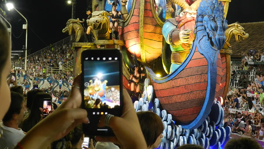 La comparsa Papelitos (Club Juventud Unida) abrió la quinta fecha del Carnaval del País, seguida de Marí Marí (Club Central Entrerriano), Kamarr (Club Social Sirio Libanés) y O´Bahía (Club de Pescadores.